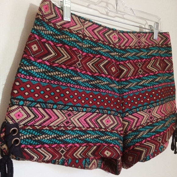 Ecote ethnic tapestry high waisted form fitting shorts women size 10 EUC - Picture 1 of 10